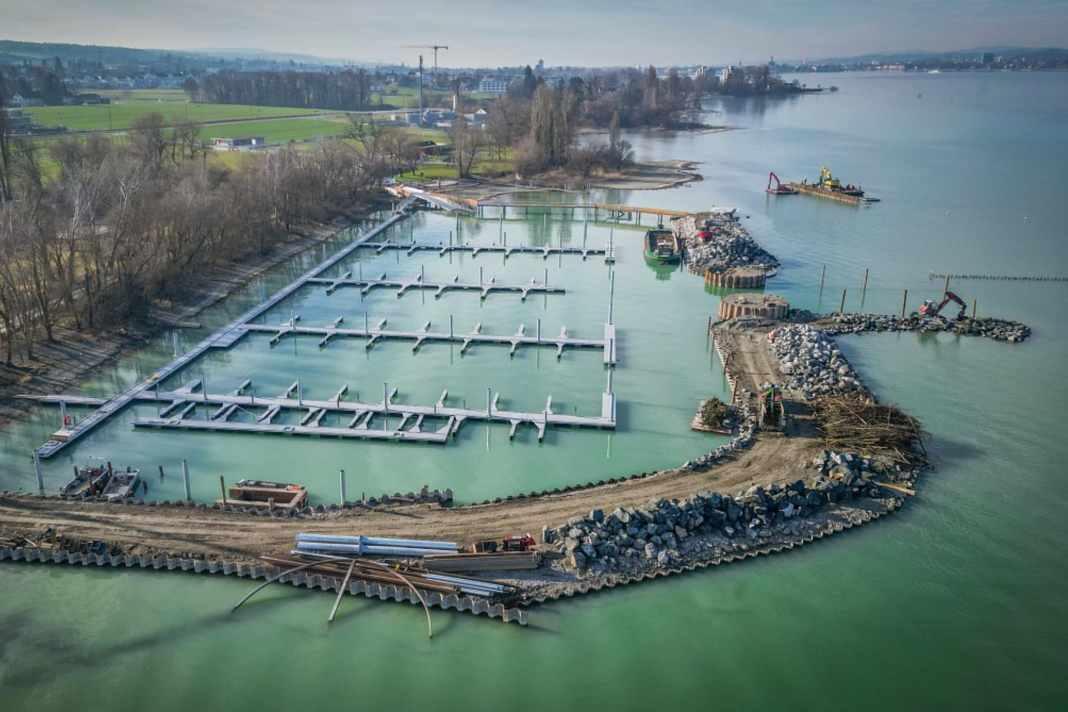 Les 185 places d'amarrage sont réparties sur cinq pontons.