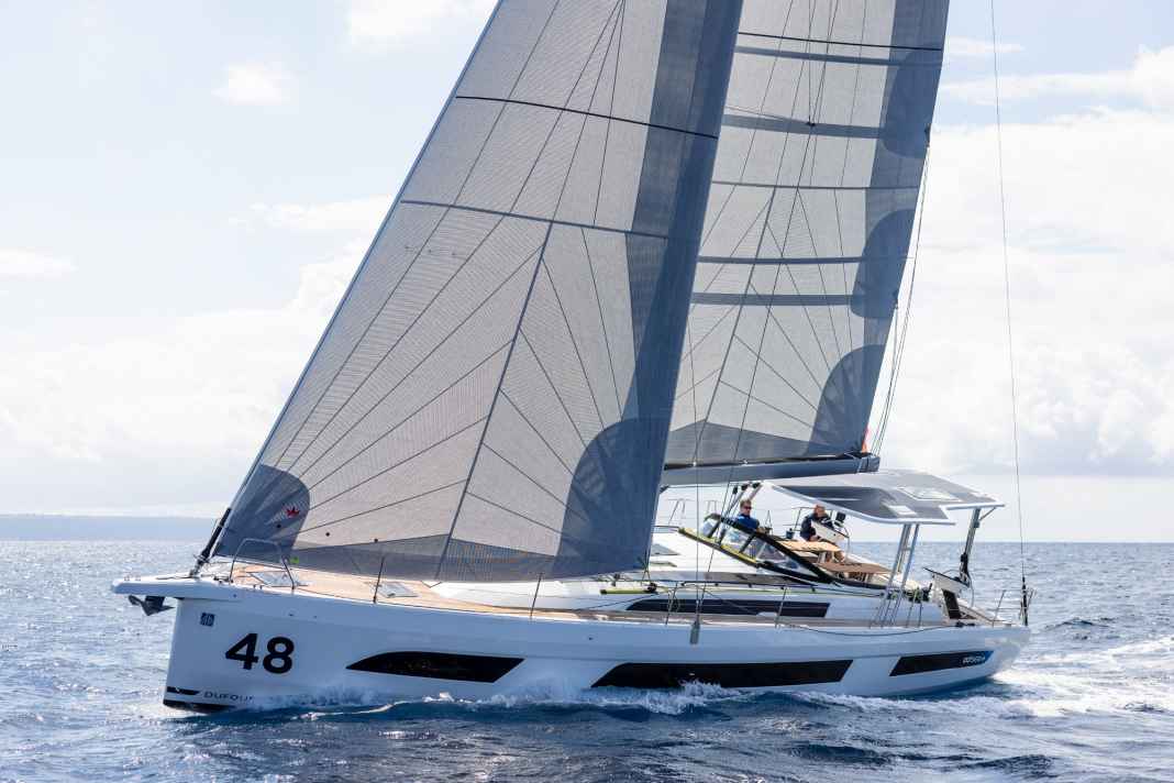 La transparence est de mise. Ce qui frappe, ce sont les nombreux et grands hublots, les nombreuses écoutilles et les bandes lumineuses sur la superstructure de la cabine. Dans l'ensemble, l'optique est bonne.