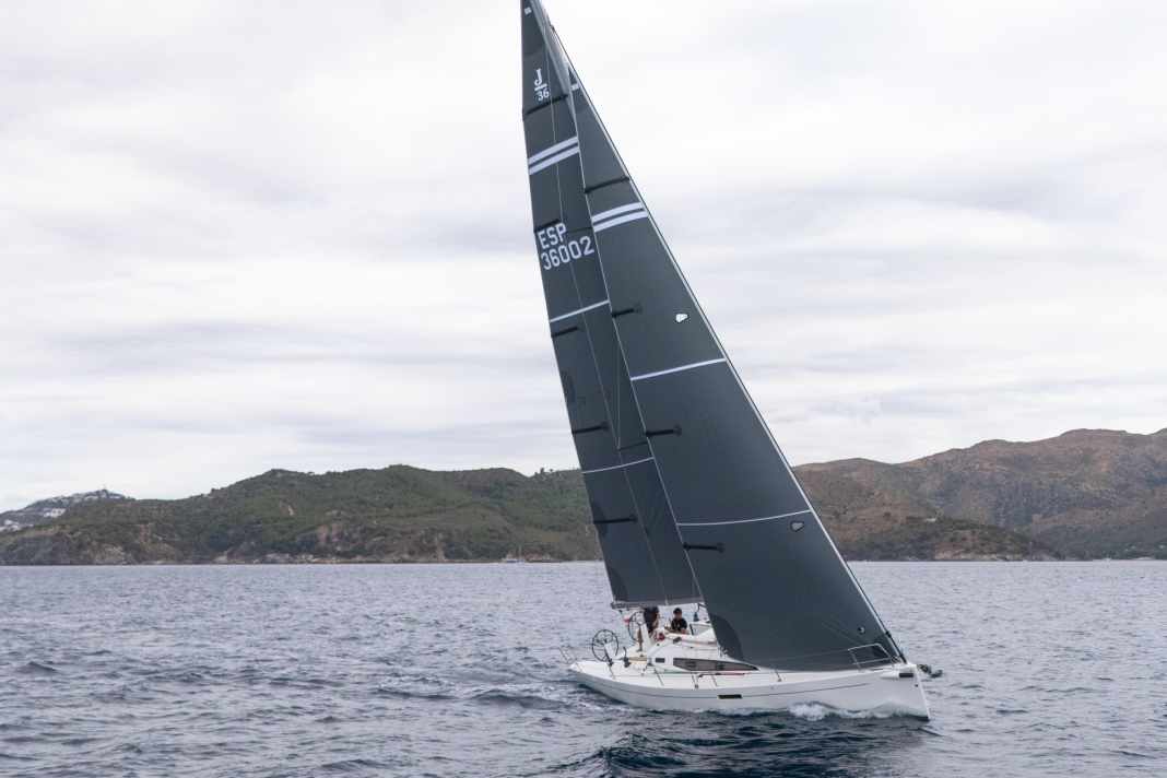 Des gènes sportifs : le J/36 s'appuie sur la base sportive et performante du J/112 E. Il s'agit d'un modèle de haute qualité, qui a été conçu pour être utilisé dans des conditions extrêmes.