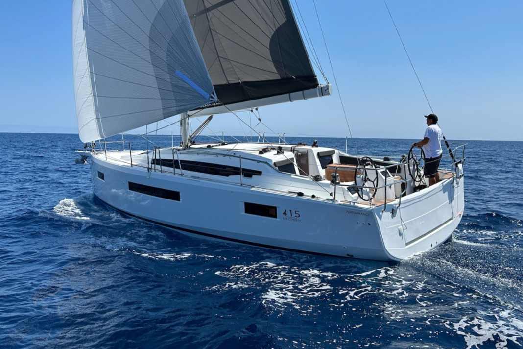 Die hart abgesetzten Chines, die langen Rumpffenster und der langgezogene Kajütaufbau bestimmen das Erscheinungsbild.