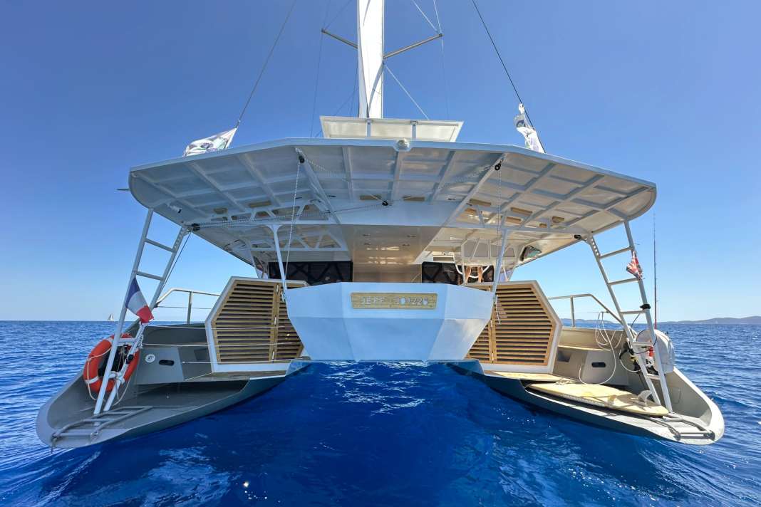 The Tortue 147 departs from traditional patterns. The huge roof spans the entire living area aft, right over the hulls.