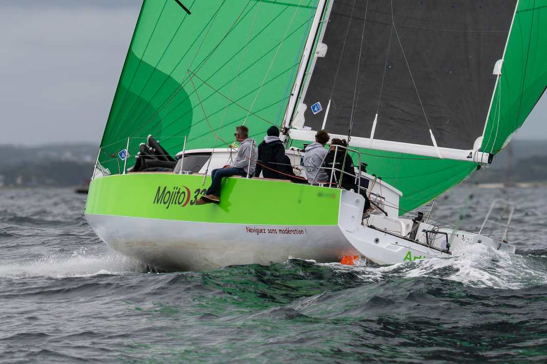 Clear edge. The striking chine in the hull defines the transition from the freeboard to the flat underwater hull.