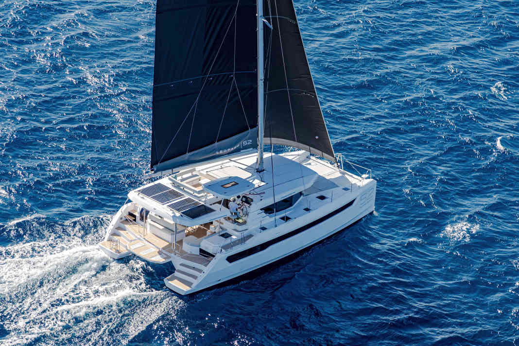 Kajütdach und Bimini kommen aus einer Form. Die riesige Struktur überspannt fast  das komplette Schiff. Der Mast steht weit achtern, die Genua bleibt aber der Standard.