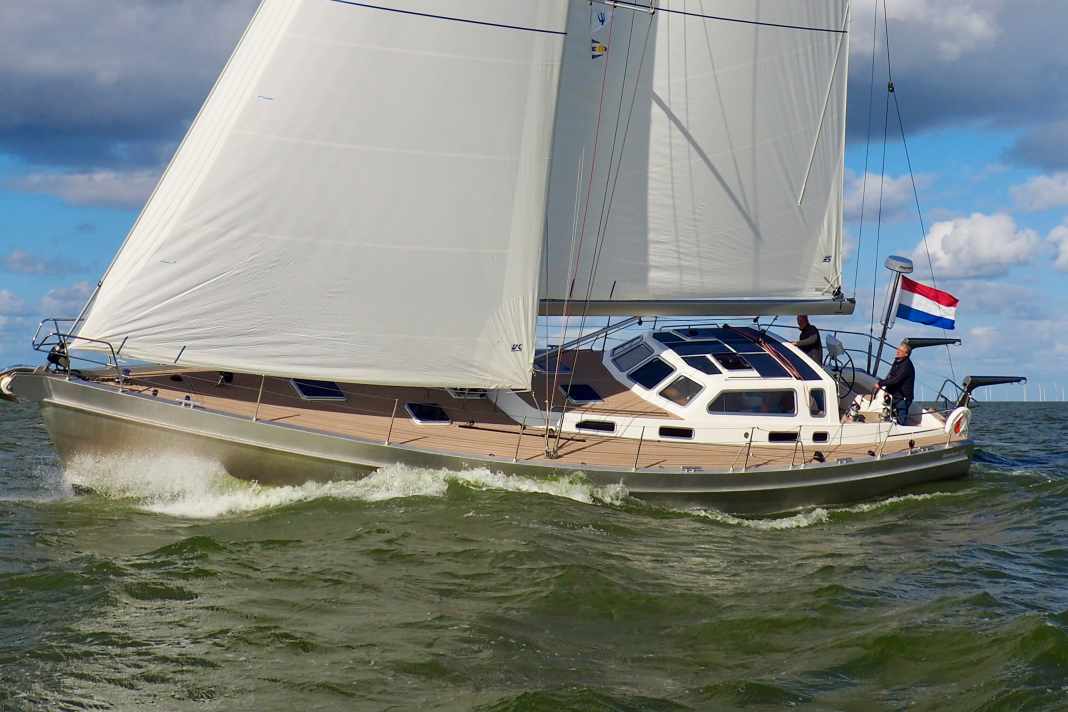 Klassische Linien, ein kurzer Kajütaufbau und ein markantes Pilothouse. Die Breehorn 55 aus Holland sieht gut aus und segelt auch so.