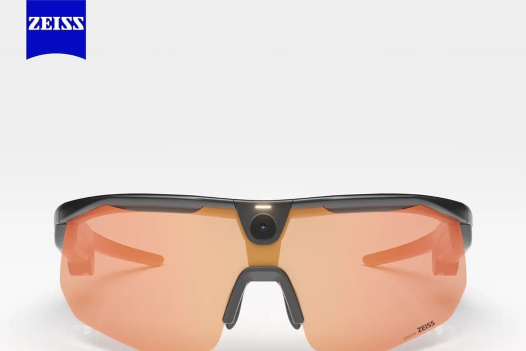 Die Actionbrille BleeqUp Ranger hat eine Kamera mittig im Rahmen.