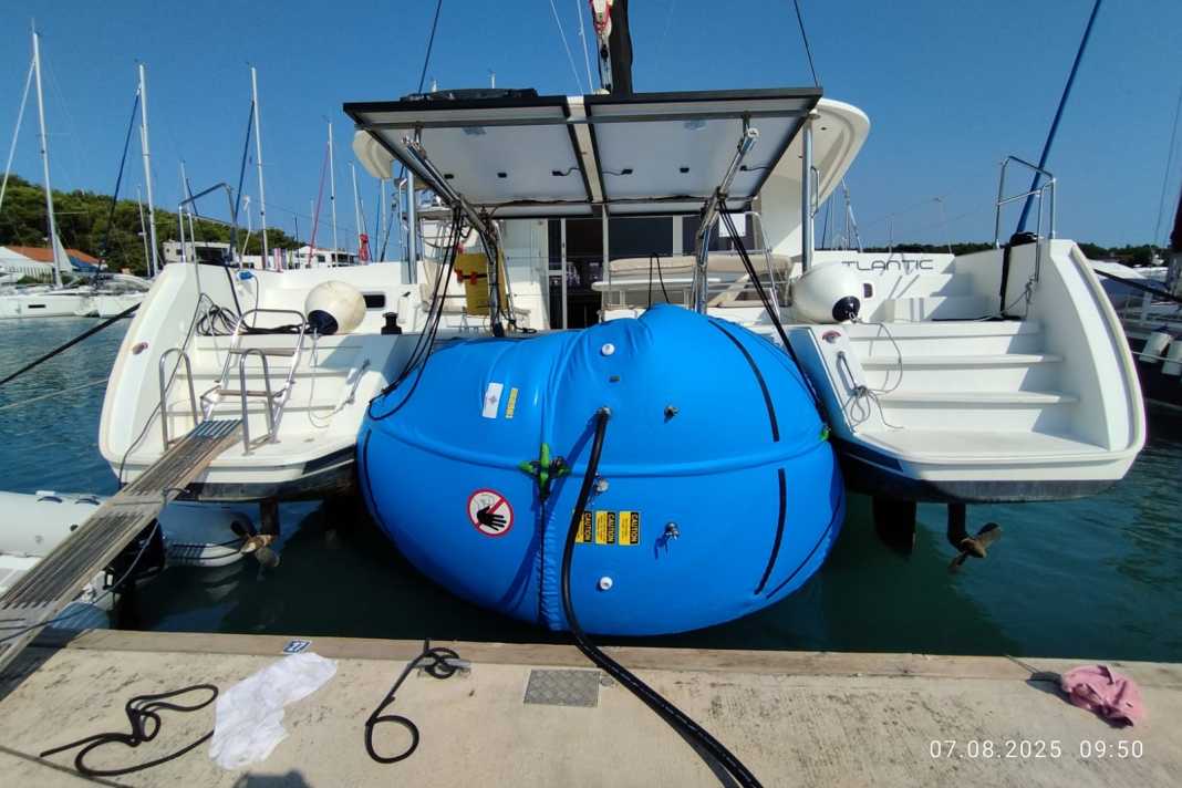 Sui catamarani, il sacco di sollevamento "the Blob" è posizionato a poppa sotto il ponte.