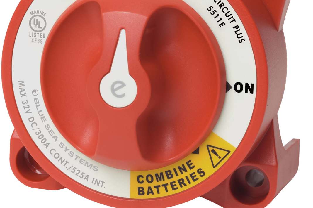 The battery main switch can switch two circuits simultaneously or combine them for an emergency start.