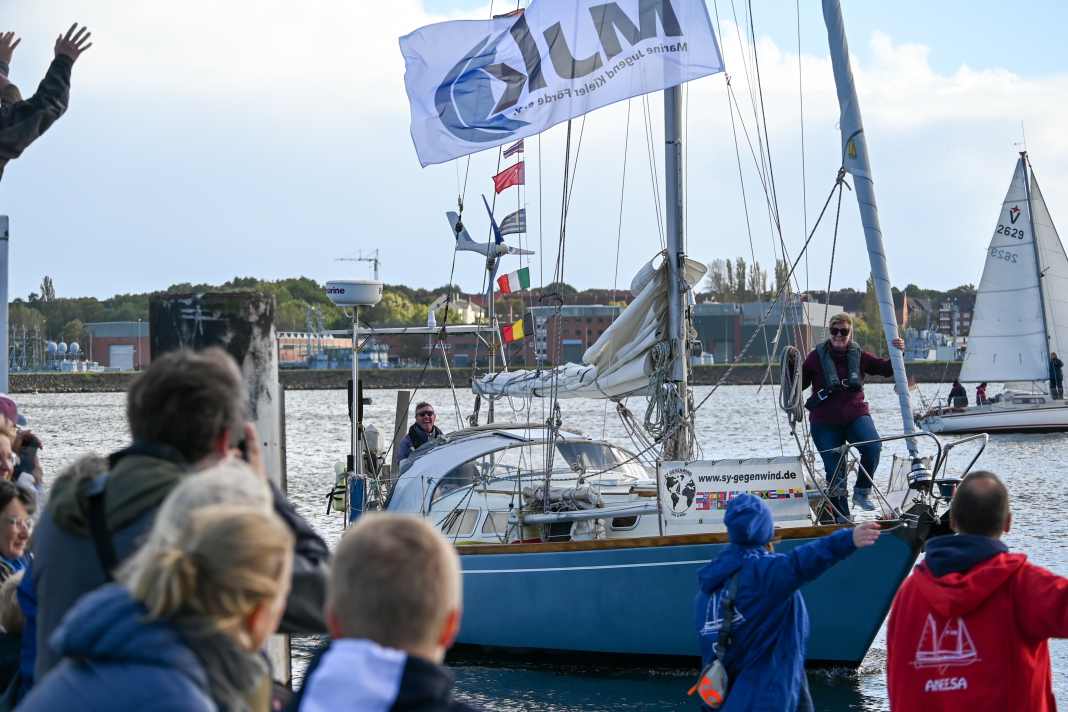 Großes Willkommen an der Kiellinie: Freunde und Bekannte nehmen die beiden Weltumsegler in Empfang.