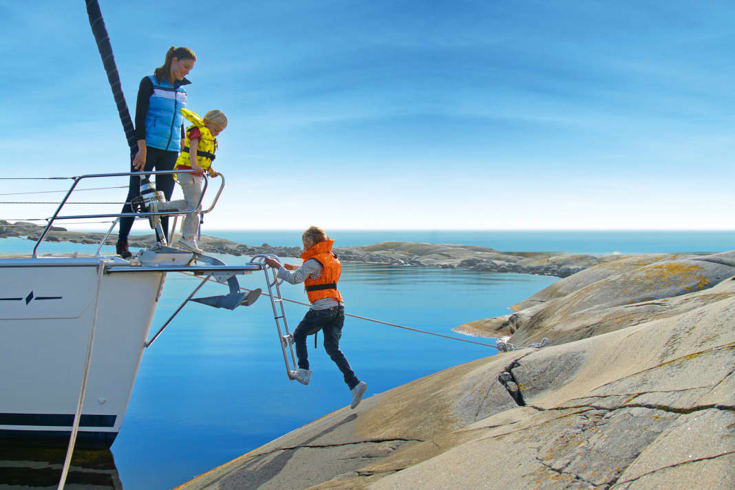 The bow ladder is helpful on the flat jetty, but in the archipelago it is almost a necessity
