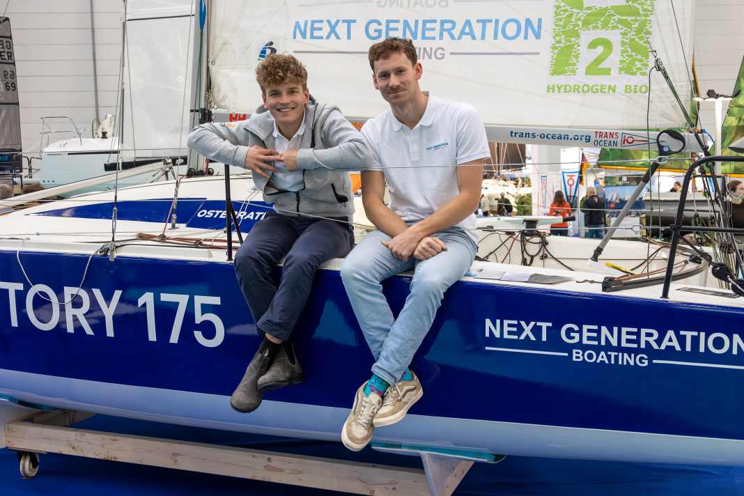 Melwin Fink (l.) und Lennart Burke (r.) auf der boot Düsseldorf 2025