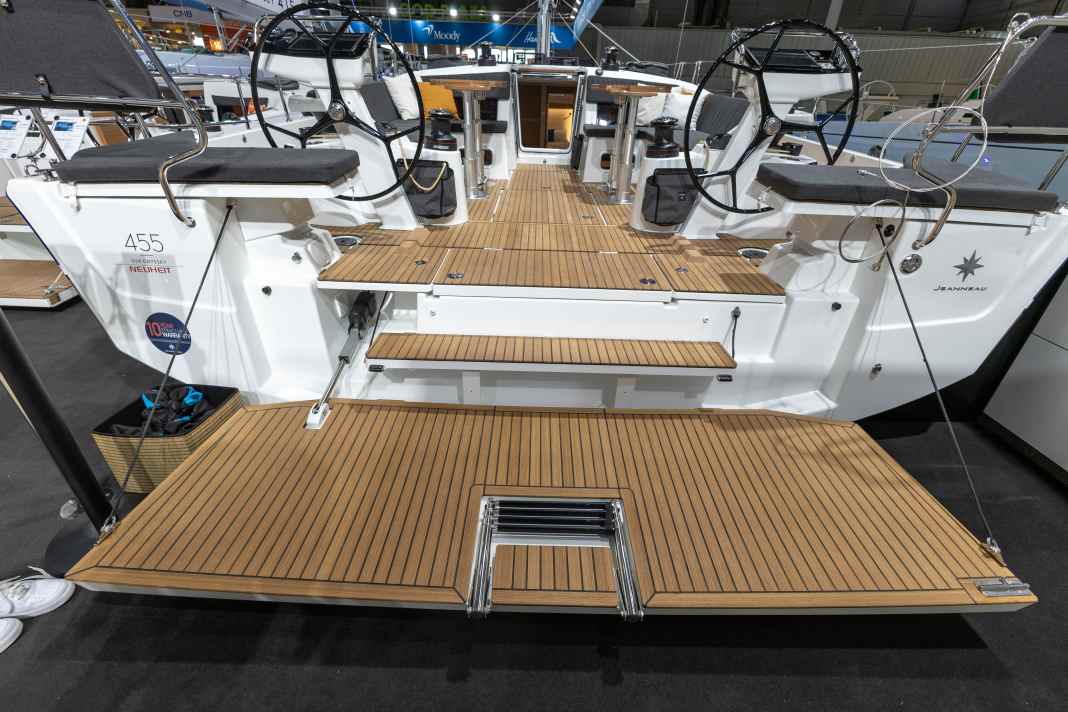 Die riesige Badeplattform schließt bis ganz nach oben und damit auch das Cockpit am Heck.