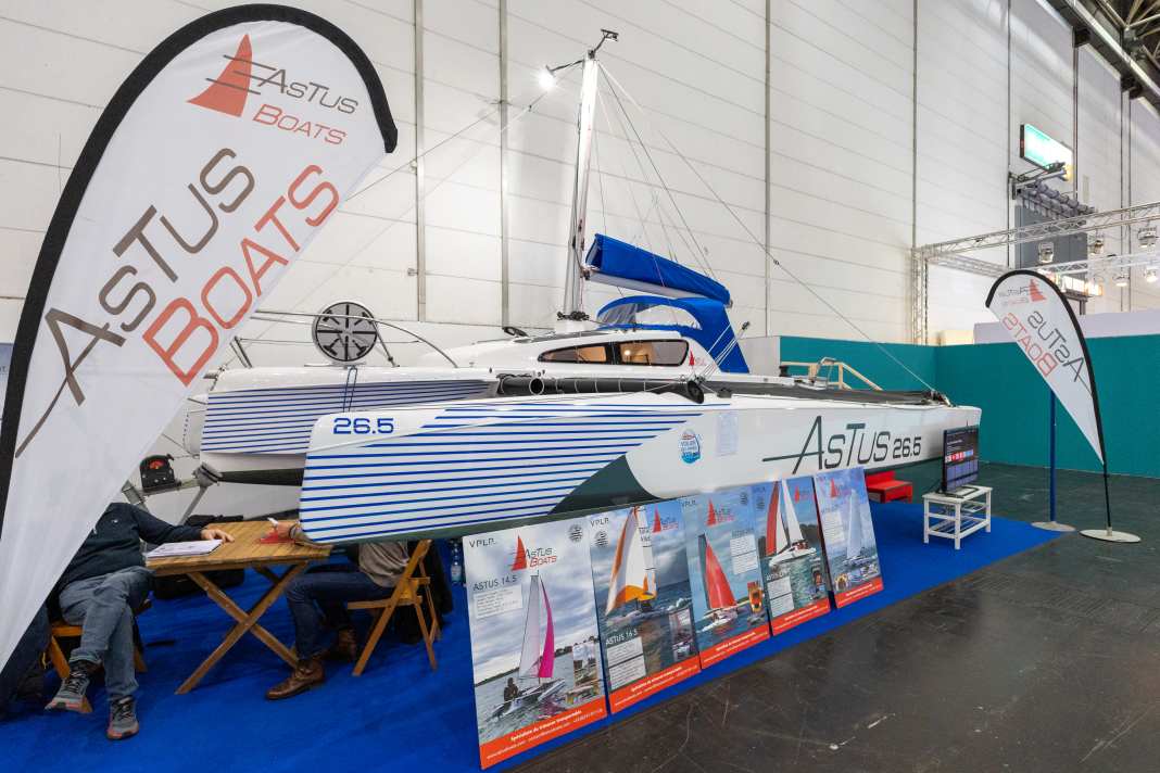 Drei Rümpfe und ein breit gefächertes Einsatzspektrum. Der Astus 26.5 aus der Bretagne ist schnell, leicht, trailerbar und tourentauglich.