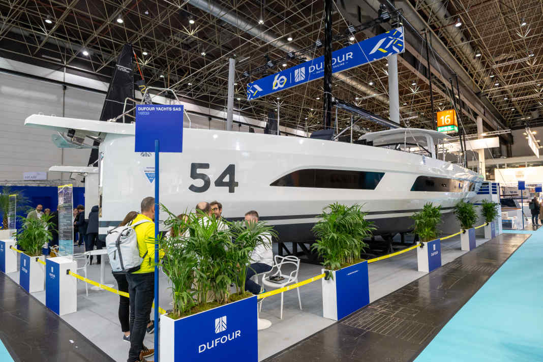 Un gigante bianco. La nuova ammiraglia di Dufour attira l'attenzione alla fiera Boot di Düsseldorf, e non solo per le sue dimensioni impressionanti.