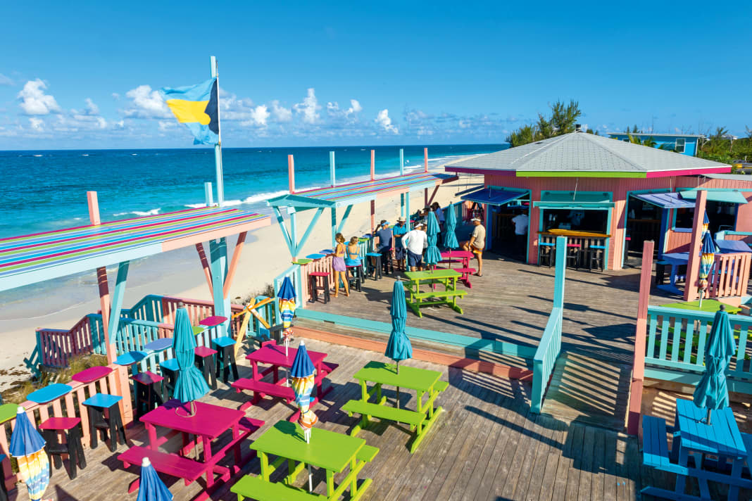 Un cocktail sur la véranda du "Nipper's Beach Bar" à Great Guana Cay, avec vue sur l'Atlantique.