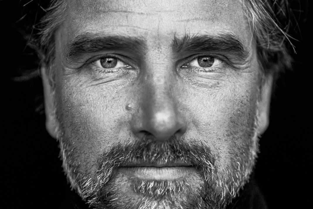 Das intensive Portrait vom sechsmaligen Weltumsegler fotografierte Erwin Lanzensberger.