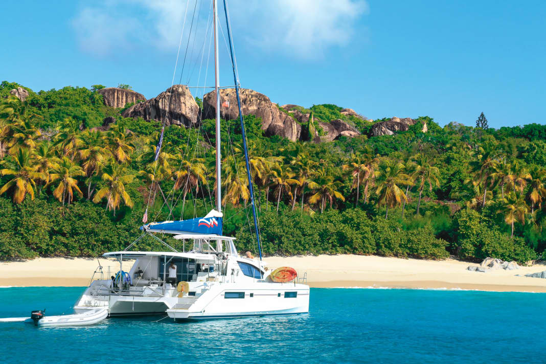 Ein Kat ankert vor den Granit­felsen von The Baths auf der  Insel Virgin Gorda