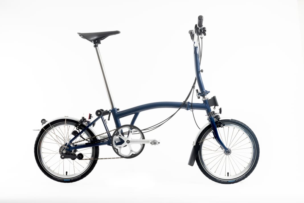 1er prix : Brompton C Line Tempest Blue : Développé dans le swinging London des années 70, le Brompton a successivement conquis le monde. Pour fêter son millionième vélo, le spécialiste des vélos pliants présente des vélos aux couleurs préférées de la communauté - dont le classique C Line en Tempest Blue. Avec son cadre en acier robuste et ses composants de couleur argentée, il rappelle le tout premier Brompton. Six vitesses et une selle Brooks C17 toutes saisons complètent l'équipement. La technique de pliage à trois voies, les dimensions particulièrement compactes - la roue de 16 pouces se glisse dans la plupart des coffres à dos - et le faible poids en font un compagnon parfait. Valeur : 1.895 euros. BROMPTON.COM