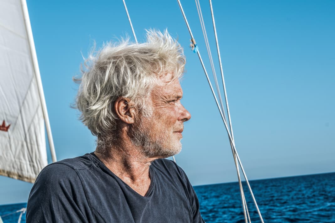Marc Bielefeld, 56, auf seinem Schiff. Er geht auf eine Reise voller Ent­deckungen und Be­geg­nungen