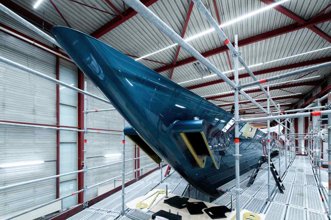 Der 69 Meter lange Alurumpf strahlt in Metallicblau. Dykstra Naval Architects entwickelten klassische Linien mit modernen Anhängen, Vitters integrierte zwei horizontale Ankertaschen zu den Flanken des Löffelbugs. Ende 2025 dockt Vitters aus.