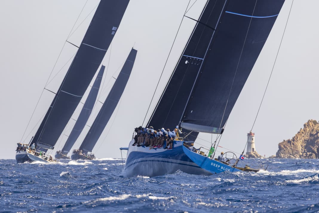 Wendy Schmidts Botin 85 „Deep Blue“ achteraus der 100-Fußer. Die US-Amerikanerin ist Mitbegründerin des Rennstalls 11th Hour Racing