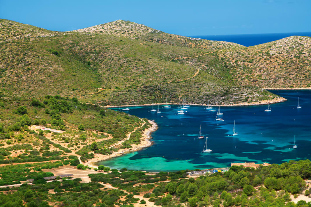 Un jeu de couleurs : Lorsque le soleil est haut, la partie intérieure de la baie du port s'illumine de manière spectaculaire. On y trouve 50 tonnes de muraille pour s'amarrer