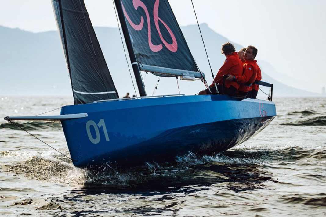 Le bateau est manœuvré par quatre personnes au maximum, qui ne se penchent pas sur le côté, mais sont assises les jambes repliées vers l'intérieur.