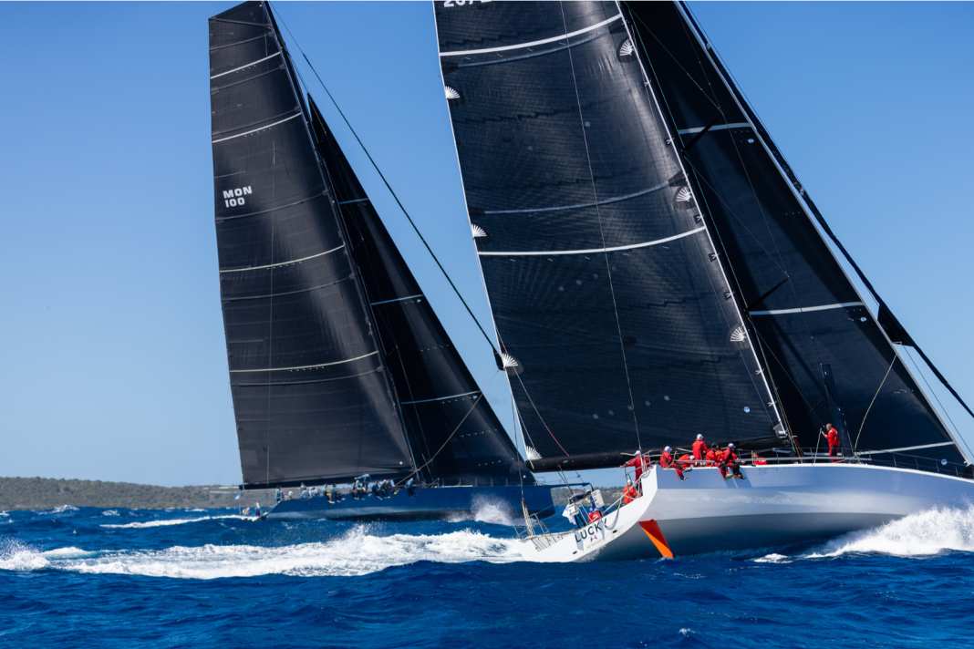 Qui si possono vedere il vincitore della Line Honours "Lucky" (a destra) e il "Leopard 3".