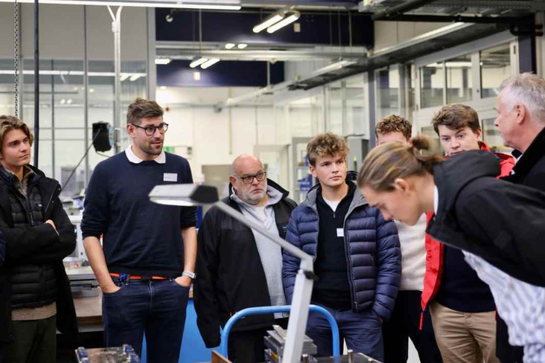 Beim Finale des Talentwettbewerbs mussten die Bewerber ihr Können vielseitig unter Beweis stellen und sich selbst in Gesprächen mit den Jury-Mitglieder präsentieren. Der spätere Sieger Tom Wehde ist rechts im Bild zu sehen.