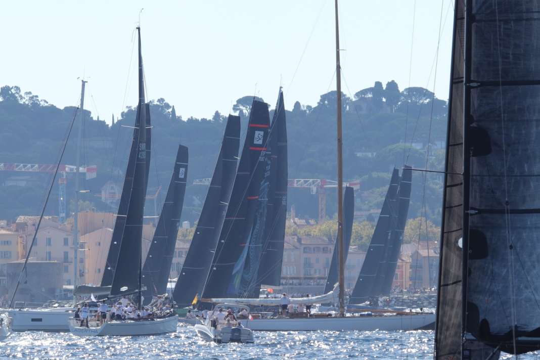 Yachtsport in allen Facetten: Vor Saint-Tropez' Portalet-Turm gingen über 200 Yachten in 14 Gruppen über die zuschauerfreundlich gelegte Startlinie.