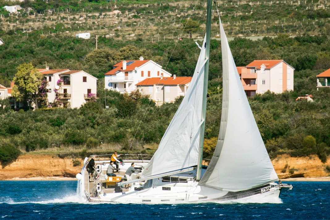 Eine Charteryacht wird in Kroatien von einer Fallbö erwischt