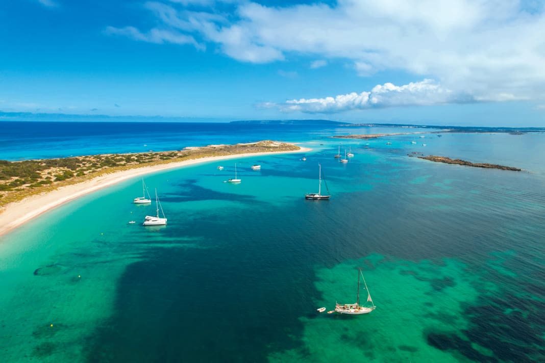 La stretta Espalmador si trova tra Ibiza e Formentera. L'ancoraggio di fronte alla spiaggia curva dell'isola è molto popolare.