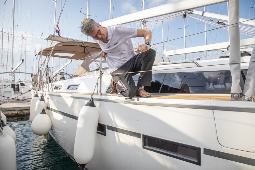 Controllare i supporti della ringhiera e i cestini di prua e di poppa