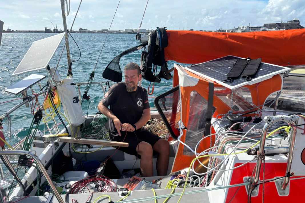 Christian Sauer peaufine son "Argo" à Papeete, Tahiti, en attendant les résultats de ses recherches.