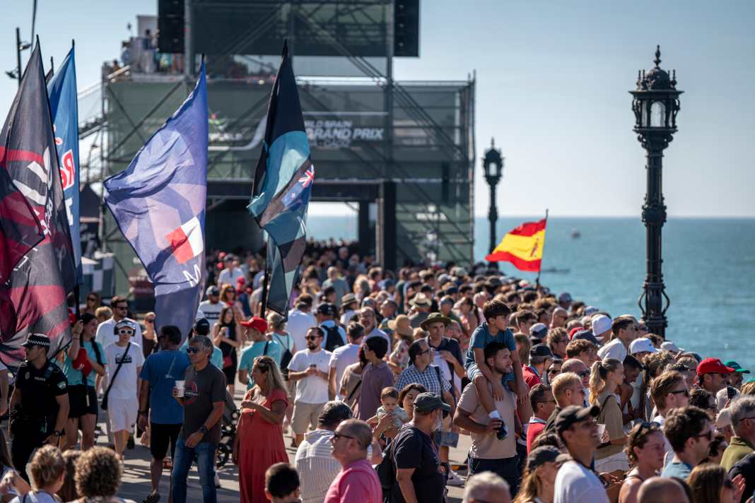 Les fans de voile espagnols créent un décor imposant à Cadix.