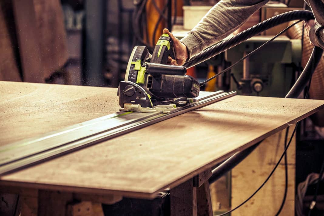 The new rudder blade is glued from three layers of 15 mm sapele peeled veneer marine plywood. These are cut to oversize using a hand-held circular saw