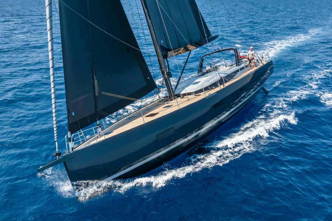 Philippe Briand created fast lines with typical CNB edges and bevelled edges. The frame is made of CFRP.