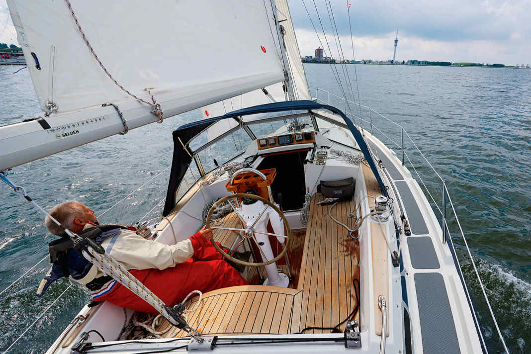 Dans le cockpit central, l'équipage est parfaitement protégé. Le chariot, placé derrière la banquette du barreur, permet de maintenir la grand-voile hors du cockpit.