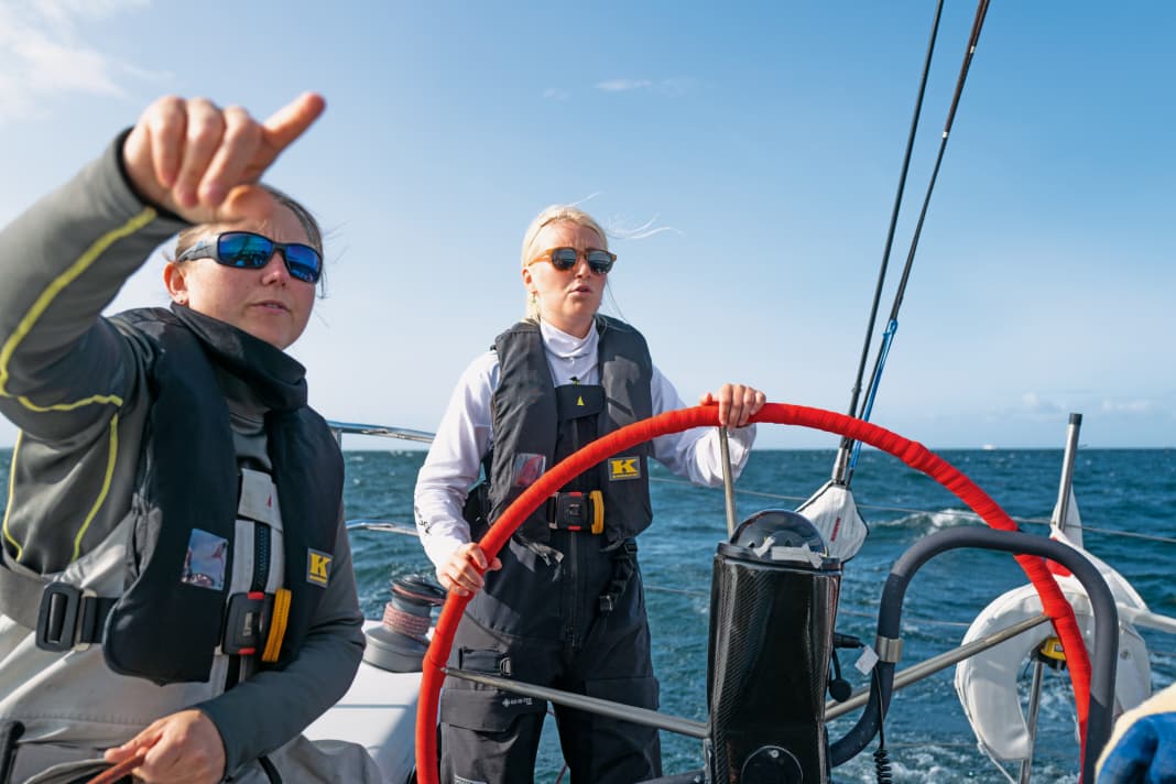Sailing is best learnt on board. However, the individual topics can be covered in greater depth thanks to a colourful range of further training courses in winter