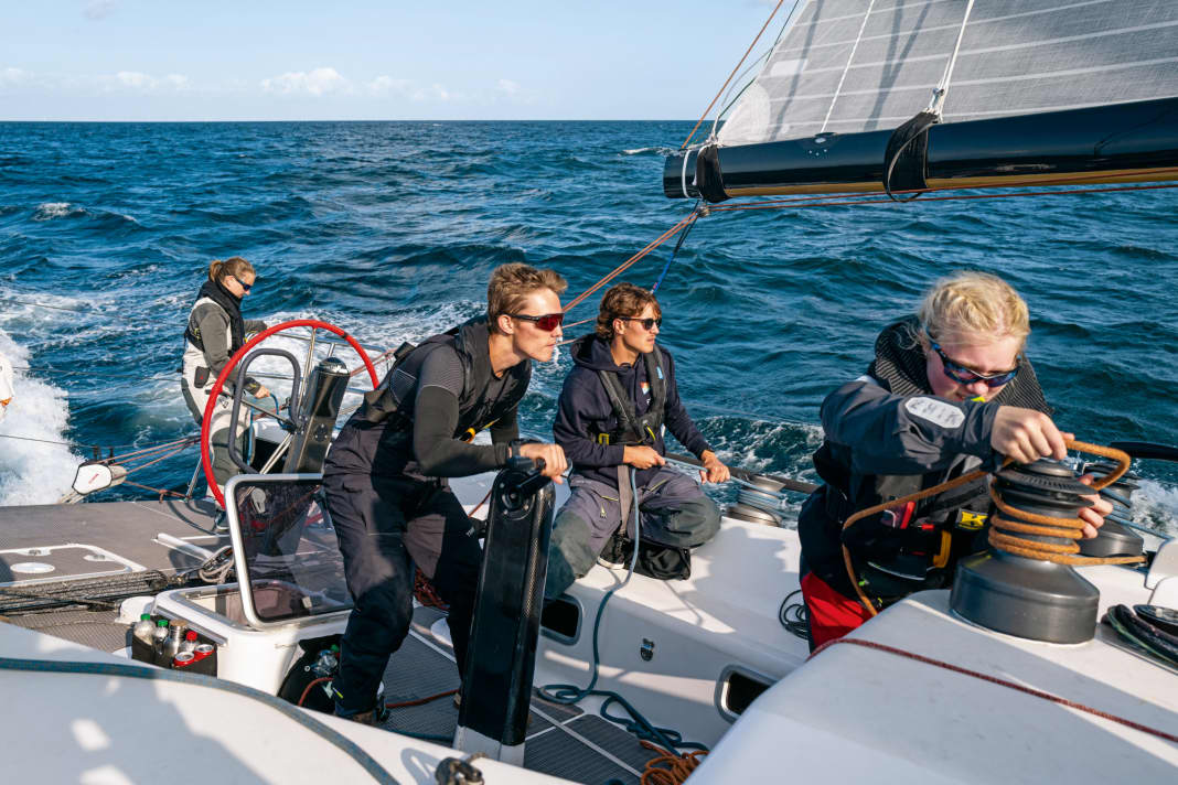 On a gennaker course on the grinder and winches. The handling of the 17.20 metre long "Haspa" is well known to the young crew members