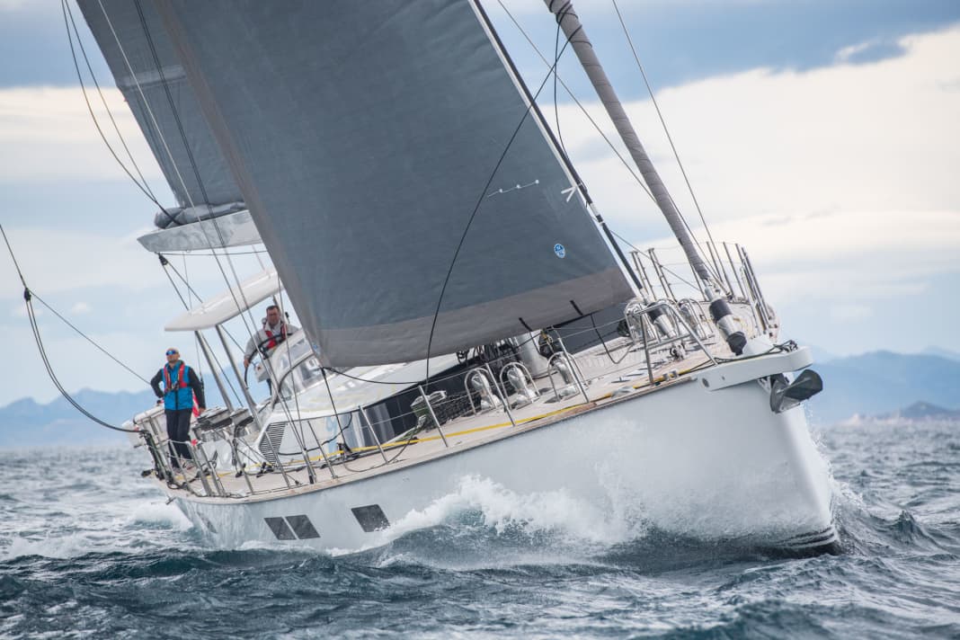 Imposant : la partie vitrée du rouf donne au yacht un air presque méchant