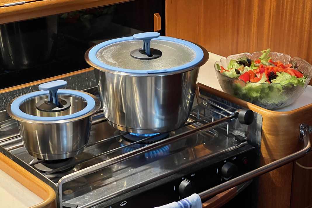 Le pentole sono disponibili in cinque misure e si adattano bene ai fornelli a gas standard presenti a bordo.