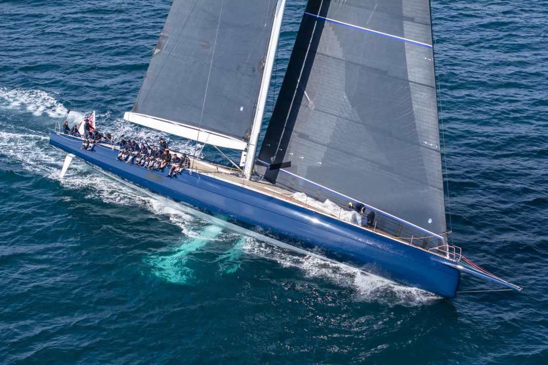 Comme sur des rails : Guillaume Verdier a doté le "Magic Carpet e" d'une quille inclinable de 7,10 mètres de long, qui pivote jusqu'à 45 degrés au vent - le canard se rabat également sur le côté.