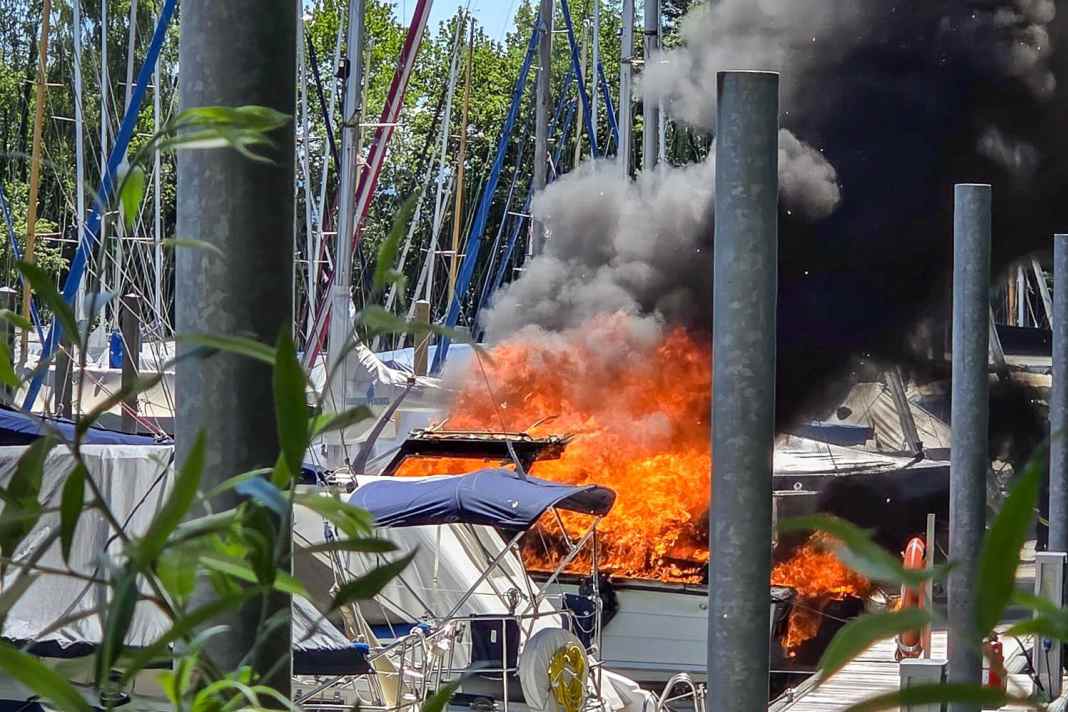 Das Motorboot steht vollen Flammen.