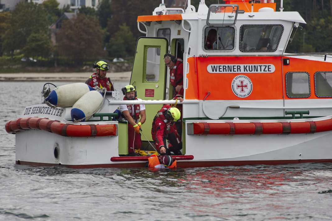 Rescuing a person from the water using a dummy – a manikin weighing almost 80 kilograms – is part of the exercise