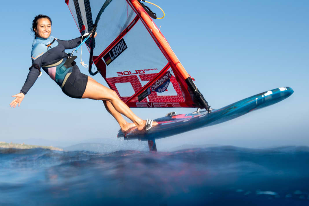 Lena Erdil au iQ-Foilen - depuis le début de l'année, la double championne du monde de surf fait la promotion de la Kieler Woche auprès des athlètes internationaux de haut niveau de toutes les catégories de bateaux.