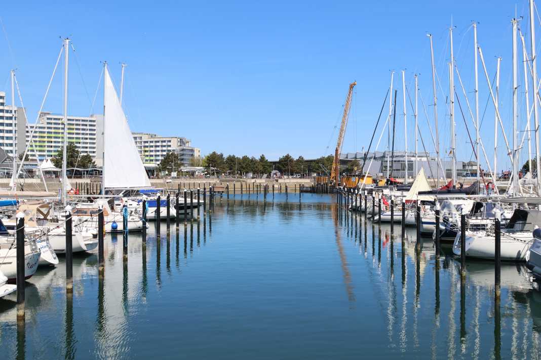 Der Rückbau im Yachthafen Damp hat begonnen. Eine nachhaltige Sanierung soll nach aktuellen Planungen 31 Millionen Euro kosten.