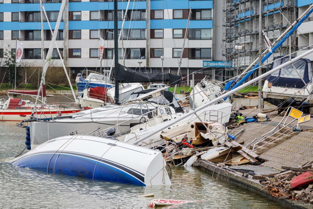 Bilder gesunkener Yachten nach der Sturmflut