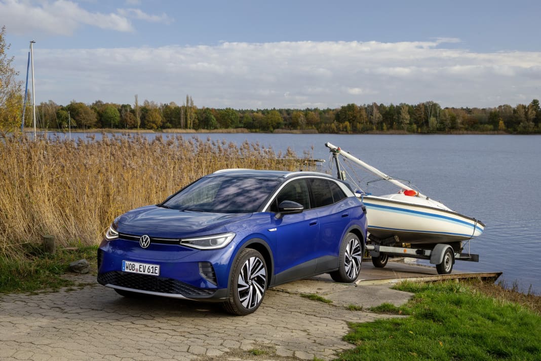 The Volkswagen ID.4 1ST in combination with a small sailing boat