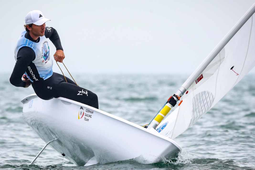 Ole Schweckendiek segelte bei der Ilca-7-WM vor Dun Laoghaire als bester DSV-Steuermann auf Platz elf.
