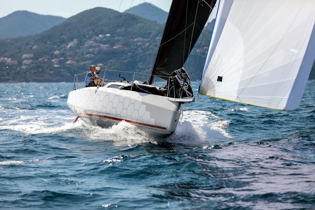 The aggressive visual impression is not deceptive: the gennaker has no problem pulling the boat, which weighs just 2.8 tonnes, behind it on the beam sheet